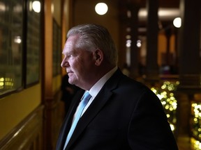 Le premier ministre de l'Ontario, Doug Ford, revient d'une conférence de presse à Toronto, le lundi 27 novembre 2023.