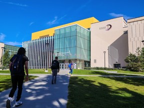 Des étudiants marchent sur le campus de l'Université de Calgary.