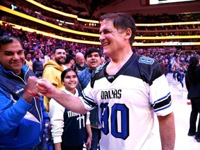 Le propriétaire des Dallas Mavericks, Mark Cuban, frappe un fan après le match contre les Lakers de Los Angeles à l'American Airlines Center le 12 décembre 2023 à Dallas, Texas.