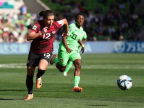 Christine Sinclair du Canada court avec le ballon lors d'un match de soccer du groupe B contre le Nigeria à la Coupe du monde féminine de la FIFA à Melbourne, en Australie, le vendredi 21 juillet 2023. Une jeune Sinclair a attiré l'attention de l'entraîneur de l'équipe de l'époque, Even Pellerud, en 1999.