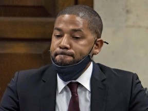 L'acteur Jussie Smollett écoute la lecture de sa sentence au Leighton Criminal Court Building, le jeudi 10 mars 2022, à Chicago.  Vendredi 1er décembre 2023, une cour d'appel a confirmé les condamnations pour conduite désordonnée de l'acteur Jussie Smollett, accusé d'avoir organisé une attaque raciste et homophobe contre lui-même en 2019, puis d'avoir menti à ce sujet à la police de Chicago.