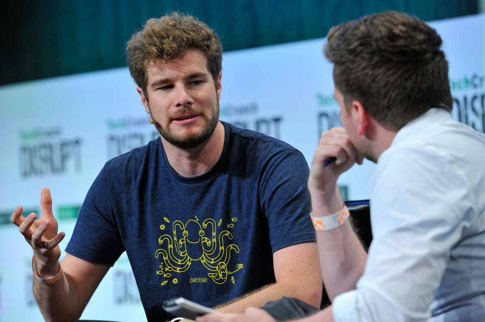 SAN FRANCISCO, CA - 23 SEPTEMBRE : le modérateur Greg Kumparak s'entretient avec Eric Migicovsky de Pebble sur scène lors de TechCrunch Disrupt SF 2015 au Pier 70 le 23 septembre 2015 à San Francisco, Californie.  (Photo de Steve Jennings/Getty Images pour TechCrunch)