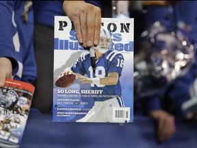 Sports Illustrated est la dernière société de médias endommagée par son manque de transparence sur qui ou quoi écrit ses histoires.  Le site Internet Futurism a rapporté que le magazine autrefois grand utilisait des articles avec des « auteurs » qui apparemment n'existent pas, avec des photos générées par l'IA.  Le magazine a nié les affirmations selon lesquelles certains articles eux-mêmes étaient assistés par l'IA, mais a rompu les liens avec un fournisseur qu'il avait embauché pour produire les articles.