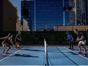 Des joueurs de pickleball s'affrontent dans un club d'Austin, au Texas.  Certaines entreprises remplacent les fêtes de Noël traditionnelles par des événements mettant en vedette du pickleball ou d'autres activités hors vacances.