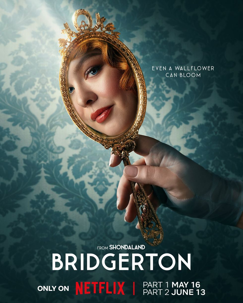 Affiche teaser de la saison 3 de Bridgerton mettant en vedette Nicola Coughlan dans le rôle de Penelope, reflétée dans un miroir à main