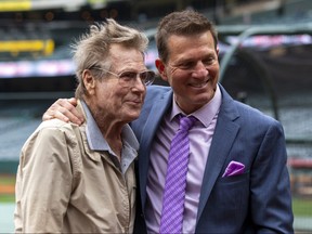 Patrick O'Neal, présentateur play-by-play de Los Angeles Angels TV, à droite, pose avec son père, l'acteur Ryan O'Neal, avant un match de baseball contre les Oakland Athletics à Anaheim, en Californie, le samedi 21 mai 2022. O' Neal, qui a été nominé pour un Oscar pour le film déchirant « Love Story » et qui a joué aux côtés de sa fille précoce Tatum dans « Paper Moon », est décédé.  Le fils d'O'Neal, Patrick, a déclaré sur Instagram que son père était décédé le vendredi 8 décembre 2023.