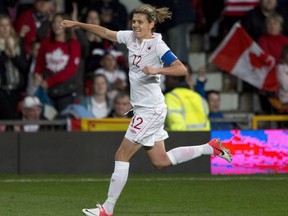 Le CV de Christine Sinclair comprend 190 buts et de nombreux moments forts, mais aucun n'est peut-être plus mémorable que la demi-finale olympique de 2012 contre les États-Unis. Sinclair (12 ans) célèbre son troisième but du match contre les États-Unis lors de la deuxième mi-temps du football féminin aux Jeux Olympiques de Londres. , lundi 6 août 2012.