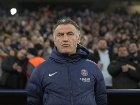 DOSSIER – L'entraîneur-chef du PSG, Christophe Galtier, se tient avant le début de la huitième de finale retour de la Ligue des champions entre le Bayern Munich et le Paris Saint-Germain à l'Allianz Arena de Munich, en Allemagne, le 8 mars 2023. Galtier a été jugé vendredi. Le 15 décembre 2023 pour des accusations de racisme alors qu'il était entraîneur de son ancien club de Nice.