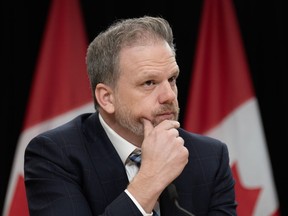 Le ministre fédéral de la Santé, Mark Holland, écoute une question d'un journaliste lors d'une conférence de presse, le mardi 12 décembre 2023 à Ottawa.