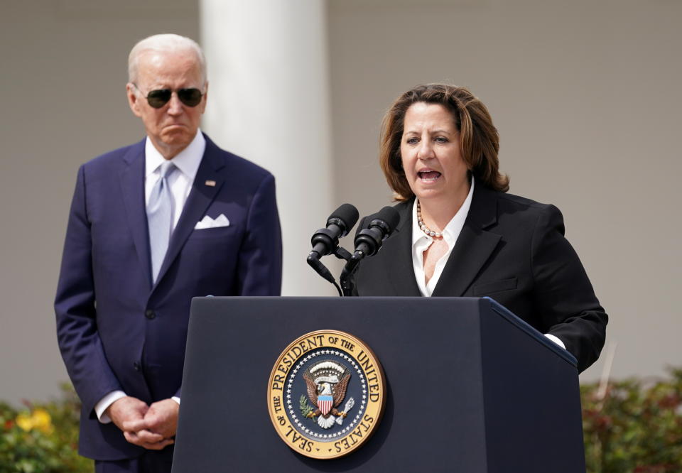 Le président américain Joe Biden écoute le procureur général adjoint Lisa Monaco s'exprimer lors d'un événement annonçant des mesures visant à lutter contre la criminalité liée aux armes fantômes, à la Maison Blanche, à Washington, aux États-Unis, le 11 avril 2022. REUTERS/Kevin Lamarque