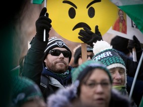 Des grévistes du Front commun manifestent devant le bureau du premier ministre du Québec, François Legault, le 13 décembre 2023.