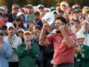 L'Espagnol Jon Rahm célèbre sur le 18e green après avoir remporté le Tournoi des Masters 2023.