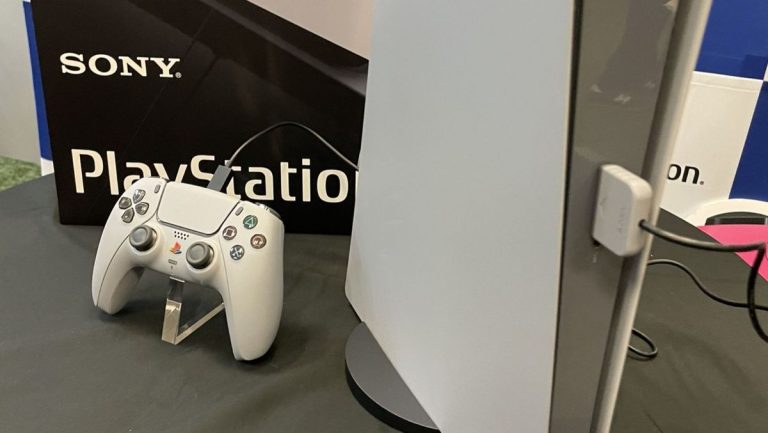 Le PDG sortant de PlayStation, Jim Ryan, vient de recevoir une PS5 unique en son genre, de style PS1, et j’ai désespérément besoin d’une des miennes.