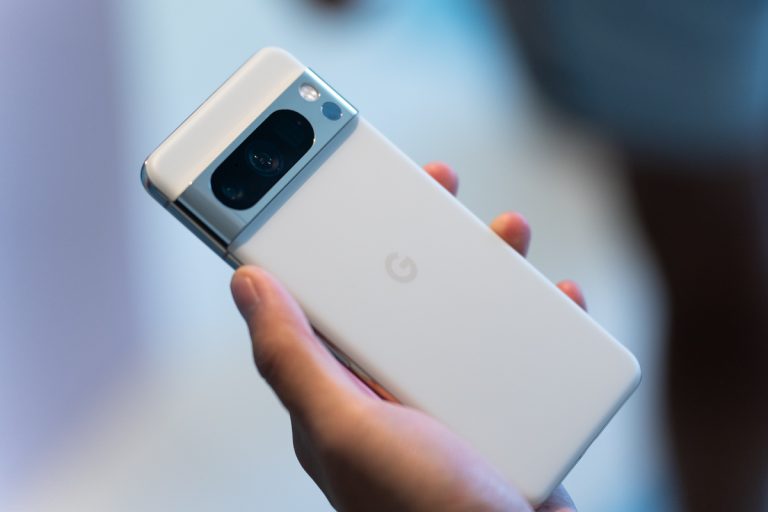 Le Pixel 8 Pro devient le premier smartphone alimenté par le nouveau modèle d’IA de Google, Gemini