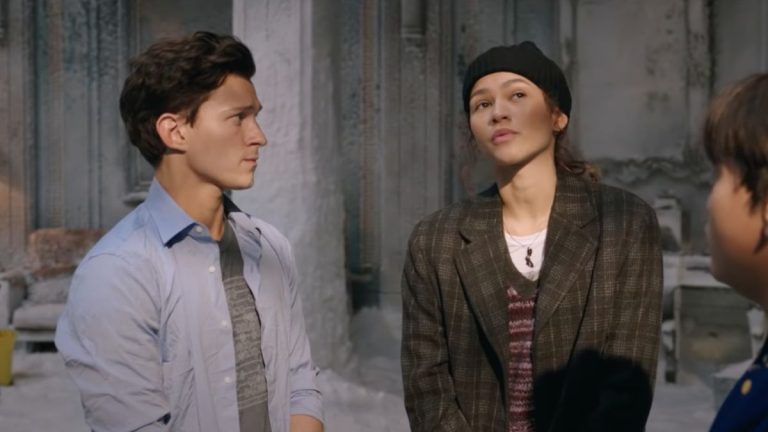 Le clip d'interview de Spider-Man refait surface montre que Tom Holland ignore le flirt de Zendaya, et les fans ont tous les sentiments pour elle : "Oh chérie"
