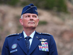 Le général Glen VanHerck, commandant du Commandement du Nord des États-Unis et du Commandement de la défense aérospatiale de l'Amérique du Nord, regarde le Premier ministre canadien Justin Trudeau s'adresser aux médias à la station spatiale de Cheyenne Mountain, à Colorado Springs, au Colorado, mardi 20 juin. 7, 2022.