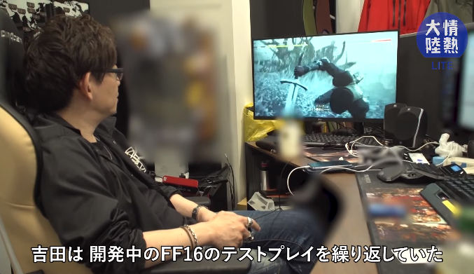 Naoki Yoshida jouant à Final Fantasy 16 pendant l'interview