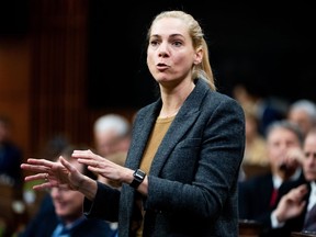 Pascale St-Onge, ministre du Patrimoine canadien, se lève lors de la période des questions sur la Colline du Parlement à Ottawa, le vendredi 24 novembre 2023.