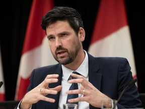 Le ministre du Logement, de l'Infrastructure et des Collectivités, Sean Fraser, répond à une question lors d'une conférence de presse, à Ottawa, le mardi 5 décembre 2023. Fraser affirme que les Canadiens peuvent s'attendre à voir un plan complet du gouvernement fédéral en 2024 qui explique comment il s'attaquera à la crise du logement.LA PRESSE CANADIENNE/Adrian Wyld