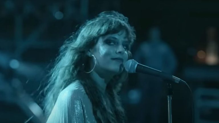 Le guitariste de Stevie Nicks réagit à son amour pour Daisy Jones et les Six et parle d'elle et de son « cœur musical »
