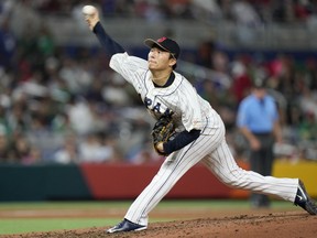 Le Japonais Yoshinobu Yamamoto livre un lancer lors de la cinquième manche d'un match de la World Baseball Classic contre le Mexique le 20 mars 2023, à Miami.  Yamamoto, le lanceur le plus prisé sur le marché des agents libres, a accepté un contrat de 325 millions de dollars sur 12 ans avec les Dodgers de Los Angeles, selon plusieurs rapports.