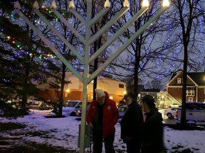 Le maire de Moncton s’excuse après que l’hôtel de ville ait annulé l’exposition annuelle de la menorah