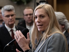 La ministre du Patrimoine canadien, Pascale St-Onge, s'adresse aux journalistes dans le foyer de la Chambre des communes, le mercredi 29 novembre 2023 à Ottawa.&ampnbsp;La ministre du Patrimoine, Pascale St-Onge, comparaît ce matin à une audience du comité, tout juste après avoir enfin mis fin au impasse avec Google sur la loi sur les informations en ligne.