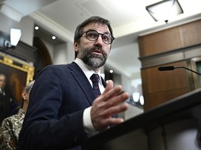 Le ministre de l'Environnement et du Changement climatique Steven Guilbeault prend la parole lors d'un point de presse sur la Colline du Parlement à Ottawa, le lundi 27 novembre 2023. Le Canada s'apprête à définir jeudi un plafond fédéral d'émissions pour le secteur pétrolier et gazier au moyen d'un plafond et -un cadre commercial qui débuterait au plus tôt en 2026, précise une source gouvernementale fédérale.