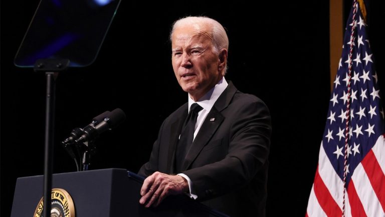 Le président Biden fustige Donald Trump alors qu’il lance un week-end de collecte de fonds à Hollywood
