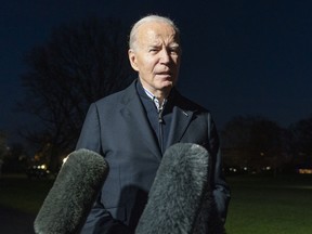 Le président américain Joe Biden répond à la question d'un journaliste alors qu'il quitte Marine One à son arrivée sur la pelouse sud de la Maison Blanche, le 20 décembre 2023, à Washington.  Biden a ordonné lundi 25 décembre des frappes de représailles contre des milices soutenues par l'Iran après que trois militaires américains ont été blessés lors d'une attaque de drone dans le nord de l'Irak.