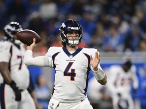 Le quart-arrière des Denver Broncos, Jarrett Stidham, lance lors des échauffements d'un match de football de la NFL contre les Lions de Détroit, le samedi 16 décembre 2023, à Détroit.