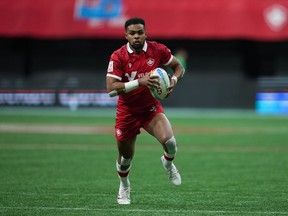 Josiah Morra du Canada court le ballon pour un essai contre le Chili lors du match de rugby HSBC Canada Sevens, à Vancouver, en Colombie-Britannique, le samedi 4 mars 2023.