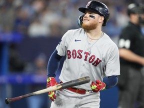 Alex Verdugo des Red Sox de Boston retourne sa batte après avoir frappé un circuit lors de la neuvième manche contre les Blue Jays de Toronto au Rogers Centre le 2 juillet 2023 à Toronto.