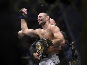 Le champion des poids moyens de l'UFC Sean (Tarzan) Strickland et son challenger Dricus (Stillknocks) du Plessis ont pris une longueur d'avance lors de leur affrontement dans l'événement principal à Toronto le mois prochain lorsqu'ils ont échangé des coups samedi soir dans la foule de l'UFC 296. Strickland célèbre sa défaite contre le Néo-Zélandais d'origine nigériane. Israel Adesanya remportera le titre des poids moyens par décision unanime lors de l'événement principal de l'UFC 293 à Sydney, le dimanche 10 septembre 2023.