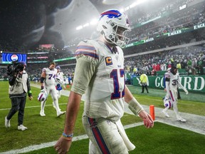 Josh Allen des Buffalo Bills quitte le terrain après la défaite 37-34 en prolongation de son équipe contre les Eagles de Philadelphie au Lincoln Financial Field, le dimanche 26 novembre 2023, à Philadelphie.