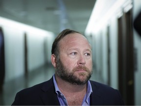 Alex Jones d'InfoWars s'entretient avec des journalistes devant une audience du Comité sénatorial du renseignement concernant l'utilisation des plateformes de médias sociaux par les opérations d'influence étrangère, à Capitol Hill, le 5 septembre 2018 à Washington, DC