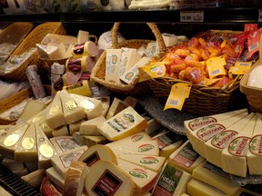 Fromage à vendre sur une étagère d'épicerie.