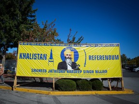 Une photographie du défunt président du temple, Hardeep Singh Nijjar, est visible sur une banderole à l'extérieur du Guru Nanak Sikh Gurdwara Sahib, à Surrey, en Colombie-Britannique, le lundi 18 septembre 2023.