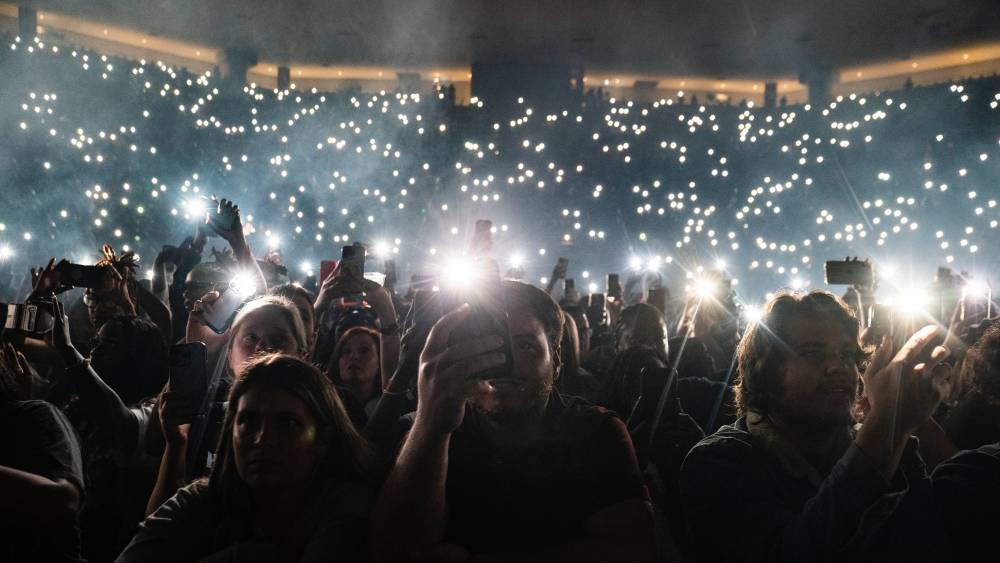 concert audience atmosphere