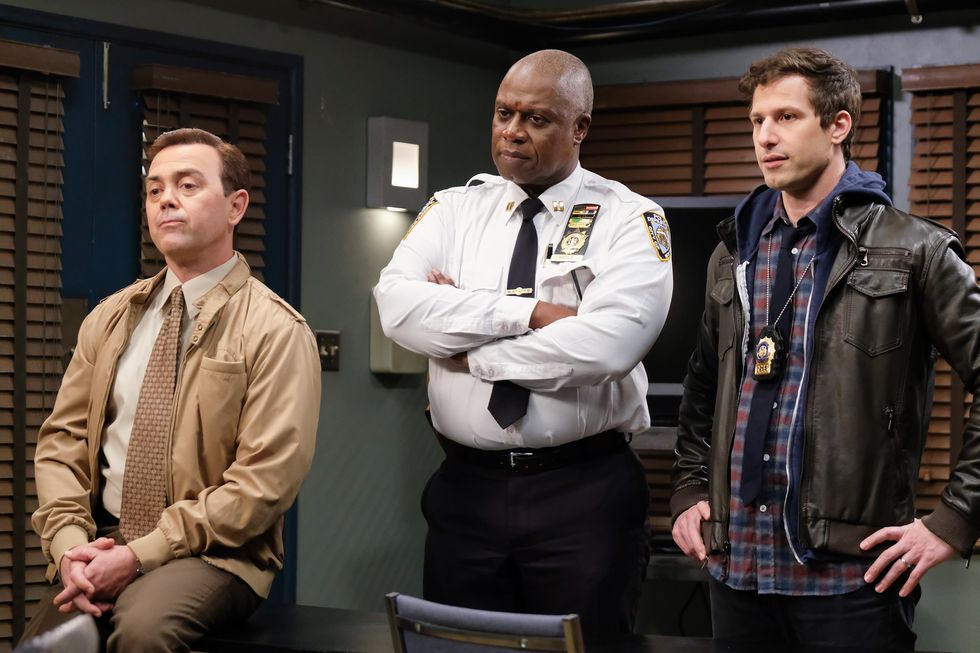 Jo Lo Truglio dans le rôle de Charles Boyle, Andre Braugher dans le rôle du capitaine Holt et Andy Samberg dans le rôle de Jake Peralta dans une scène de la saison 6 de Brooklyn Nine Nine.