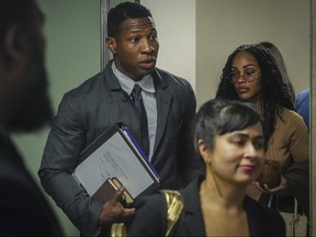 L'acteur Jonathan Majors, au centre, arrive au tribunal pour son procès pour violence conjugale, le mardi 5 décembre 2023, à New York.