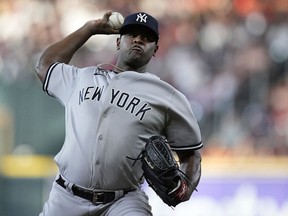 DOSSIER – Le lanceur partant des Yankees de New York, Luis Severino, livre lors de la première manche d'un match de baseball contre les Astros de Houston, le samedi 2 septembre 2023, à Houston.  Le lanceur libre Luis Severino et les Mets de New York sont en train de finaliser un contrat d'un an de 13 millions de dollars, selon une personne proche du dossier.  La personne a parlé à l’Associated Press sous couvert d’anonymat mercredi soir 29 novembre 2023, car l’équipe n’avait pas annoncé l’accord.