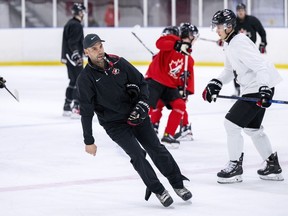 L'équipe nationale masculine des moins de 20 ans du Canada sera privée d'une poignée de joueurs de la LNH lorsqu'elle ouvrira le championnat du monde de hockey junior contre la Finlande, mardi.  L'entraîneur-chef du Canada Alan Letang est vu à l'entraînement à Malmö, en Suède, le lundi 18 décembre 2023.