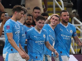 Phil Foden (2R) de Manchester City célèbre après avec ses coéquipiers marquant leur troisième but lors du match de la coupe du monde des clubs de la FIFA contre Fluminense du Brésil.