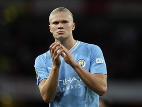 Erling Haaland de Manchester City applaudit ses supporters après la défaite de son équipe lors du match de football de la Premier League anglaise entre Arsenal et Manchester City à l'Emirates Stadium de Londres, le dimanche 8 octobre 2023.