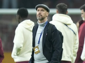 Erik ten Hag, entraîneur-chef de Manchester United, se tient sur le terrain avant le match de football du groupe A de la Ligue des Champions contre Galatasaray.