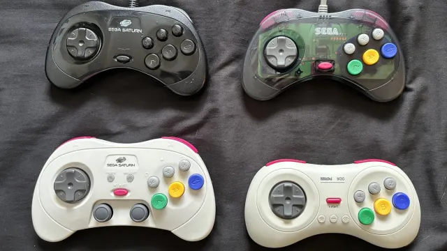 Comparaison du contrôleur Retro-Bit Sega Saturn Pro