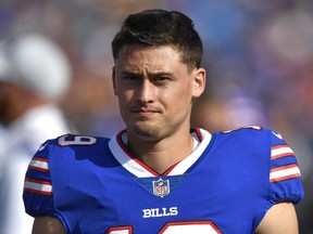 DOSSIER – Le parieur des Buffalo Bills Matt Araiza marche sur la touche pendant la première moitié d'un match de football pré-saison de la NFL contre les Colts d'Indianapolis à Orchard Park, NY, le 13 août 2022. Araiza est exclue d'un procès intenté par une femme qui a allégué qu'elle avait été violée par des joueurs de football de l'Université d'État de San Diego en 2021, dans une annonce du mardi 12 décembre 2023.