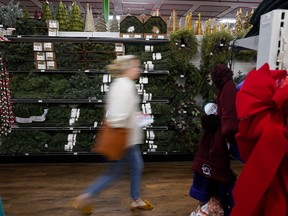 Les décorations de Noël sont exposées dans un magasin