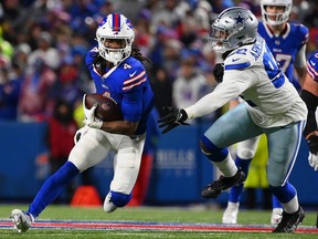 James Cook, à gauche, des Buffalo Bills, passe devant Dorance Armstrong des Dallas Cowboys au cours du deuxième trimestre au Highmark Stadium, le dimanche 17 décembre 2023, à Orchard Park, NY